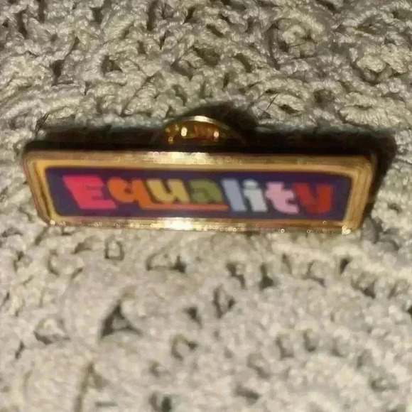 PRIDE 🌈 lot of 2 enamel pins & 1 lava bead bracelet - Picture 3 of 4